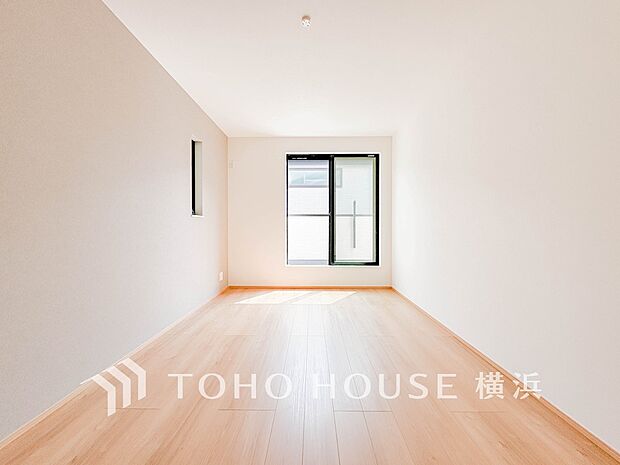 一日の疲れをいやしてくれる寝室。時を忘れて過ごす場所として過ごせるお部屋。