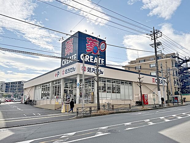 クリエイトSD 川崎宮前平店　950m　薬や日用品はもちろん、冷蔵食品・冷凍食品・野菜・精肉・酒などをお手ごろ価格で取り揃える頼もしいお店。 