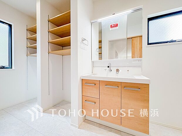 収納たっぷりの洗面台。毎朝身支度で活躍するスペースです。