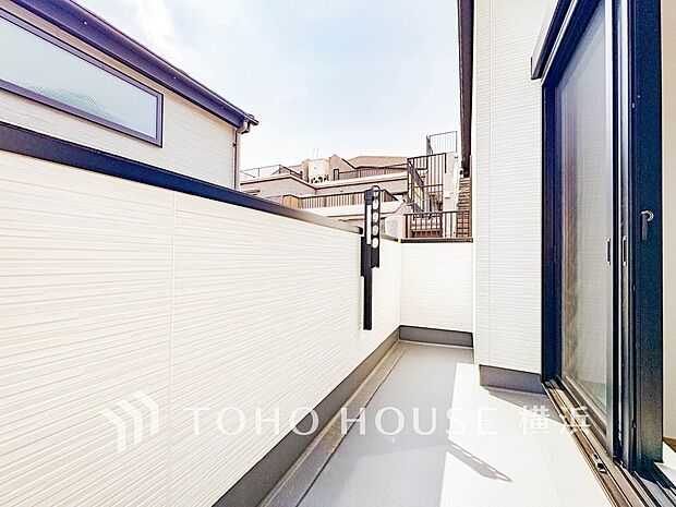 心地よい陽射しや暖かな風を楽しむことが出来るバルコニー。