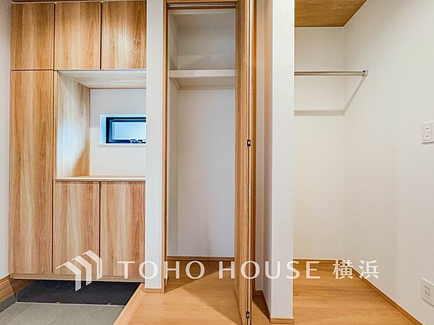 上質感漂う玄関と廊下。居住者の帰り、訪れる方を優しく迎えてくれます。