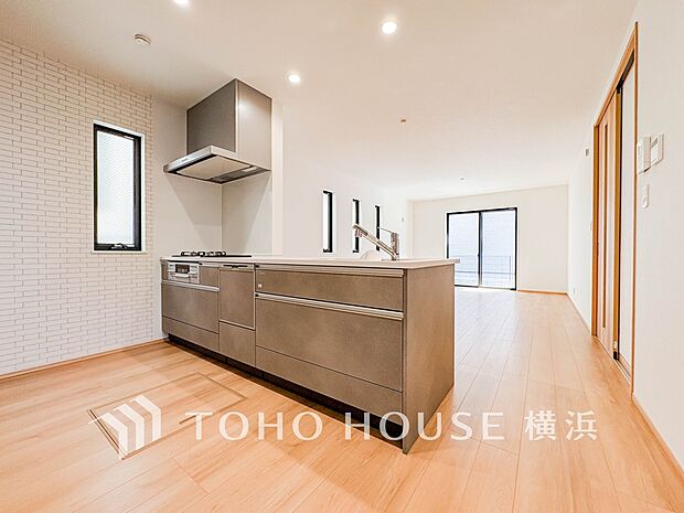 対面キッチンでリビングのご家族と会話を楽しみながらお料理できます。