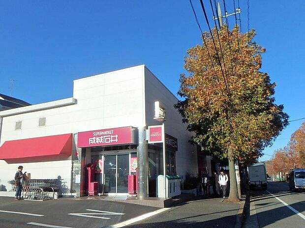 成城石井美しが丘店　1000m　直輸入ワイン、チーズ、自家製惣菜、生鮮食品、輸入菓子など、選りすぐられた食品を取り揃えたスーパー。 