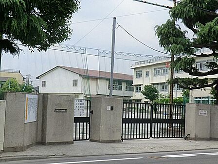 川崎市立古川小学校 550m 徒歩8分。小学校が近いのは子育てファミリーにもおすすめのポイント。