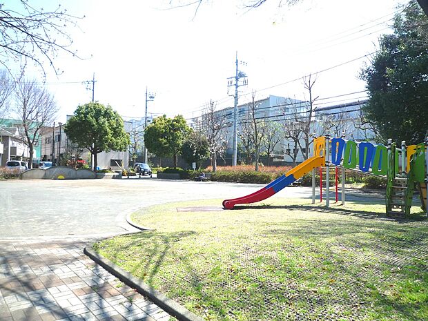 東山田あさやけ公園　110m　緑がきれいで、近隣住民の憩いの場となっています。小さなお子様も安心して遊べる遊具があります。 