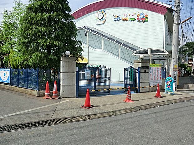 川崎めぐみ幼稚園　900m　課外教室が充実し、色々な習い事を経験することができます。自然と触れ合えるめぐみの森があります。 