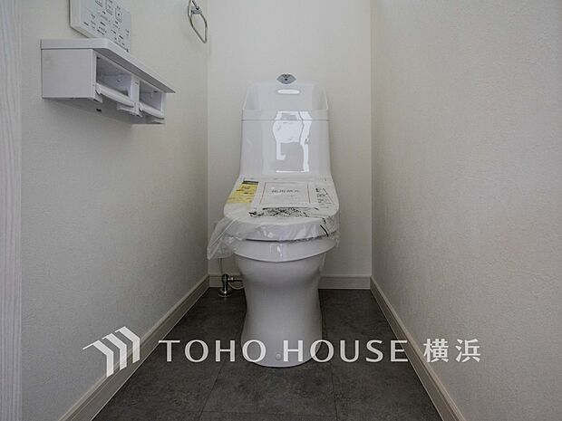 清潔感溢れるトイレ。落ち着いた空間で安らぎのひとときをお過ごしいただけます。