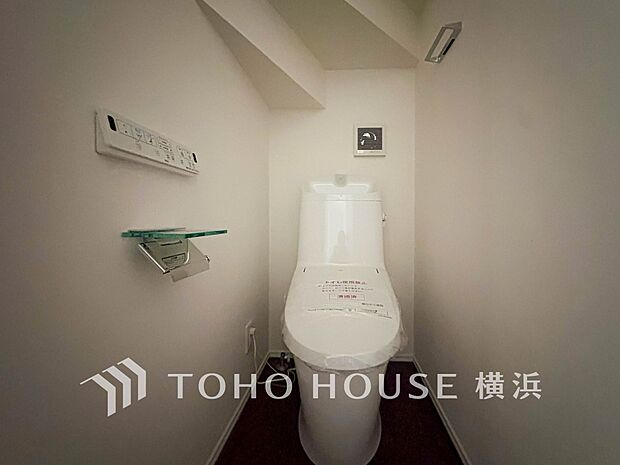 換気と明るさに配慮した、清潔感溢れるトイレ。落ち着いた空間で安らぎのひとときをお過ごしいただけます。
