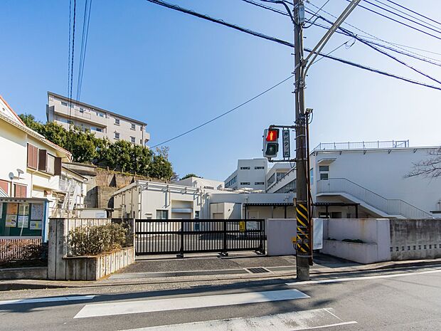 横浜市立北方小学校　1100m　徒歩14分。子育て世代に優しい落ち着いた住環境。 
