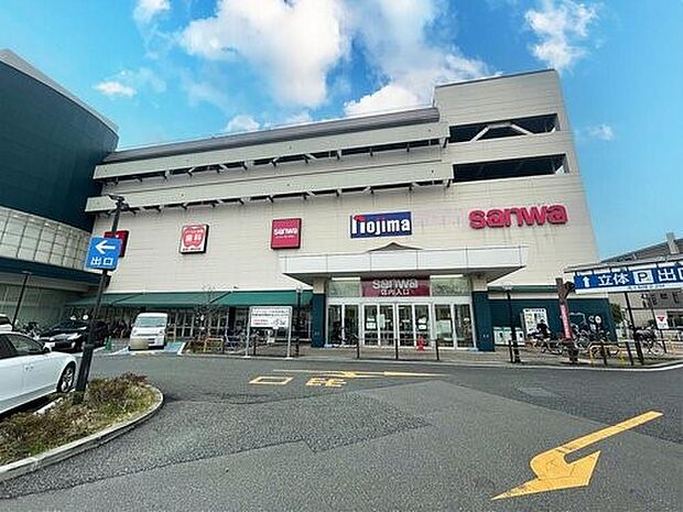 sanwa本牧店　220m　本牧フロント内にあるスーパー。食卓を彩る新鮮で品質の良い食品が魅力。日々のお買い物に便利。 