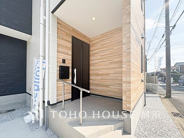 お住まいの顔となる玄関。住まう方のプライドを満たすクオリティを備えています。 