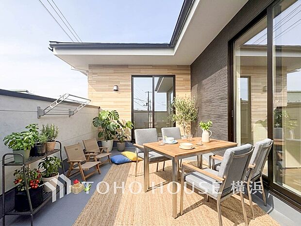 心地よい陽射しや暖かな風を楽しむことが出来るバルコニー。（家具・装飾品等はAI加工です）