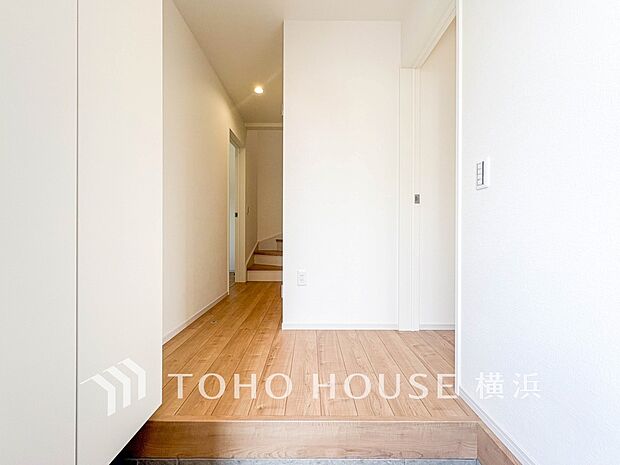 上質感漂う玄関と廊下。居住者の帰り、訪れる方を優しく迎えてくれます。