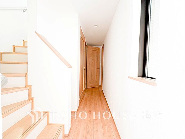 各フロアを結ぶ階段。集いの空間と一人の時間を楽しむプライベートルームをバランスよく繋いでいます。