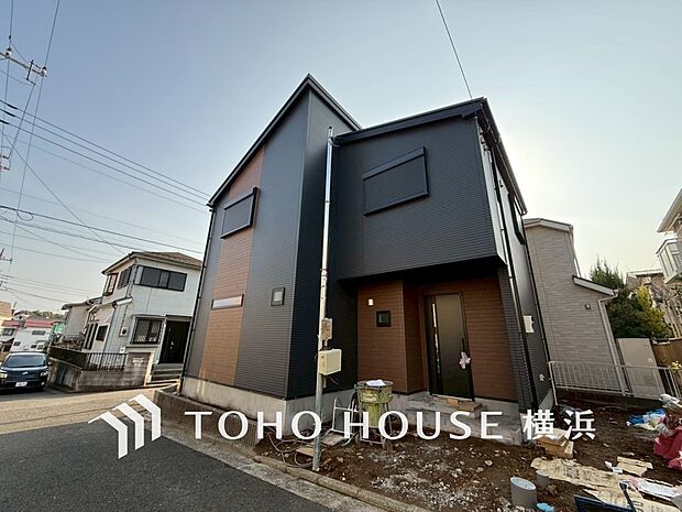 お住まいの顔となる玄関。住まう方のプライドを満たすクオリティを備えています。（2026年4月撮影）