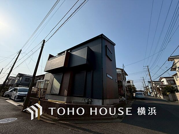 時代の流れに惑わされないシックなカラートーンで街並みに溶け込む外観。（2026年4月撮影）