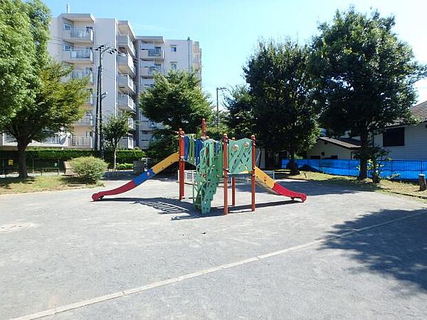 東永谷三丁目公園 　210m　見晴らしの良いきれいな公園。走り回れる広い広場とお子様が楽しめる遊具やブランコがございます。 