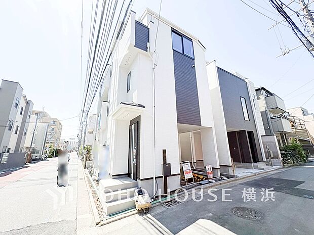 お住まいの顔となる玄関。住まう方のプライドを満たすクオリティを備えています。 