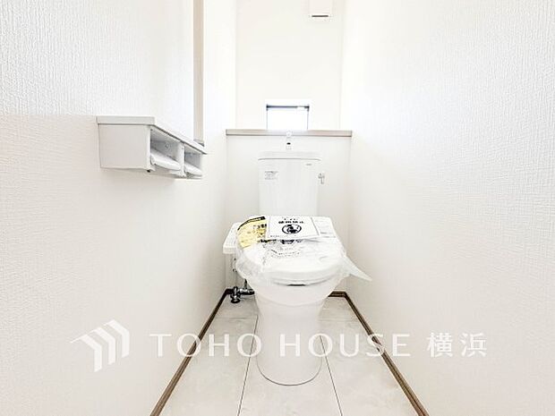 換気と明るさに配慮した、清潔感溢れるトイレ。落ち着いた空間で安らぎのひとときをお過ごしいただけます。