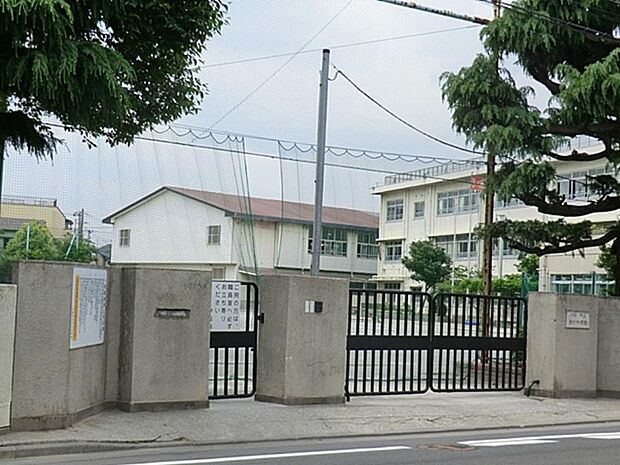 川崎市立古川小学校　450m　徒歩6分。小学校が近いのは子育てファミリーにもおすすめのポイント。 