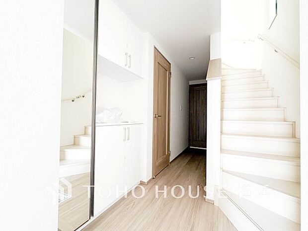 各フロアを結ぶ階段。集いの空間と一人の時間を楽しむプライベートルームをバランスよく繋いでいます。