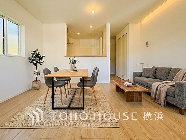 寛ぎとコミュニケーションを育む居心地のよい場所。（家具・装飾品はAI加工です）