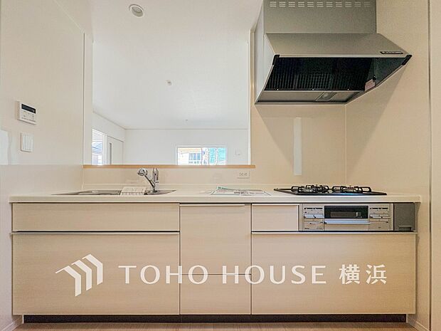 機能性とデザイン性を兼ね備えたシステムキッチン。リビングとの一体感も考慮され、美しい空間が実現。