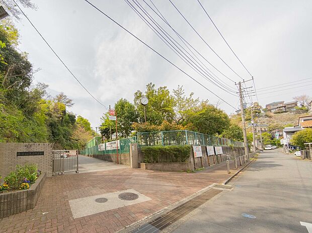 横浜市立大道中学校　750m　徒歩10分。部活などで帰りが遅くなっても安心の距離です。 