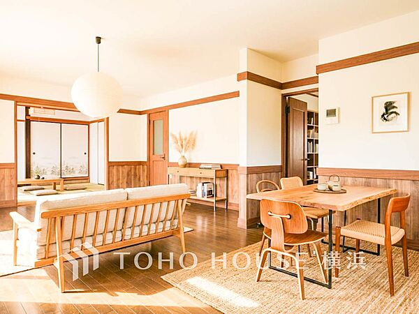 寛ぎとコミュニケーションを育む居心地のよい場所。（家具・装飾品はAI加工です）