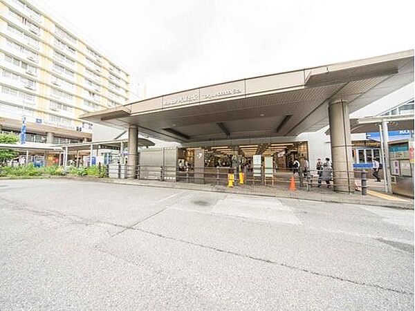 青葉台駅 （東急田園都市線）　2200m　急行停車駅。急行利用で「渋谷」駅へ約25分。半蔵門線乗り入れで「大手町」駅へもダイレクトアクセス。