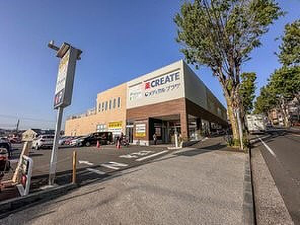 クリエイトエス・ディー青葉松風台店　700m　お薬や日用品はもちろん、冷蔵食品・冷凍食品・精肉・お酒などをお手ごろ価格で取り揃える頼もしいお店。