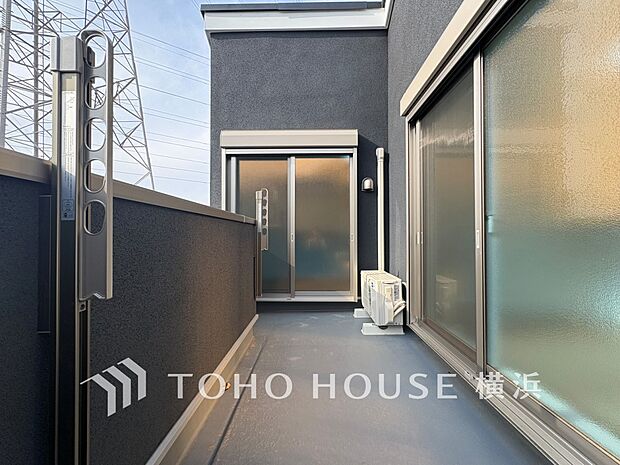 休日にまとめてお洗濯される方も安心のバルコニー。