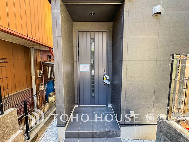 お住まいの顔となる玄関。住まう方のプライドを満たすクオリティを備えています。 