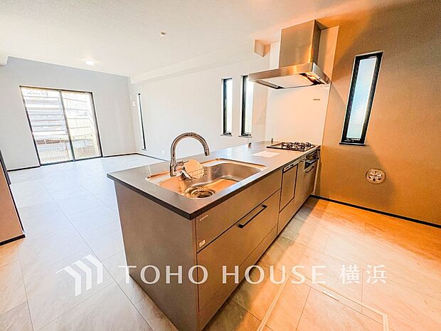 機能性とデザイン性を兼ね備えたシステムキッチン。リビングとの一体感も考慮され、美しい空間が実現。