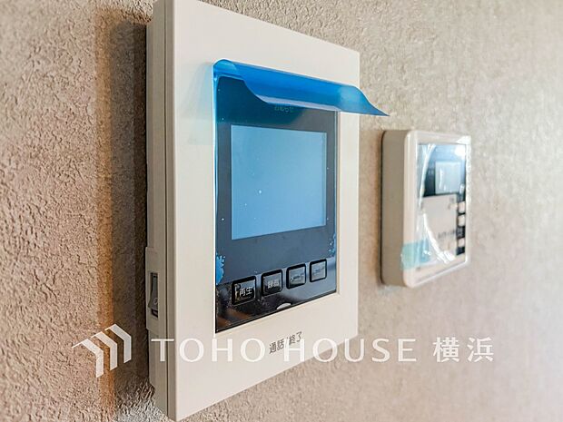 誰が来てもわかる様にモニター付きインターホンを設置。快適と安らぎを合わせた優しい設計。
