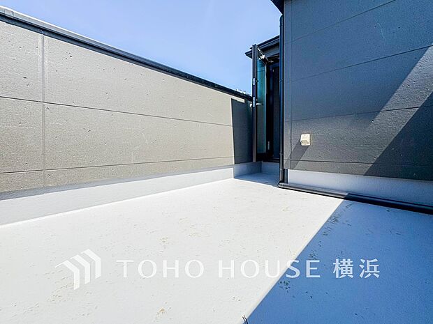 開放感溢れるルーフバルコニー。