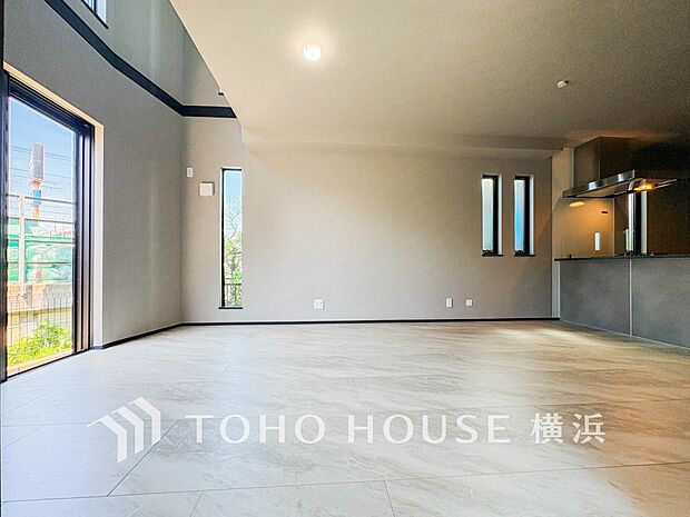 忙しい朝でも、しっかり家族が揃って食事をして頂けるゆとりある大きさのダイニングスペース。