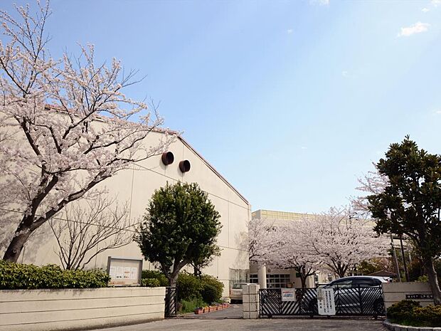 横浜市立南戸塚中学校　1100m　徒歩14分。部活などで帰りが遅くなっても安心の距離です。 