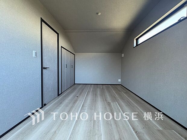 一日の疲れをいやしてくれる寝室。時を忘れて過ごす場所として過ごせるお部屋。