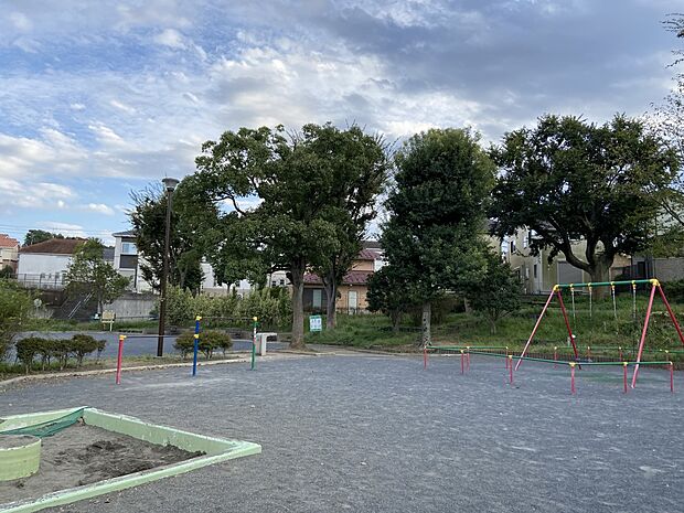 深谷町えのき公園 160m 身近な遊び場として、地域に親しまれている公園。住環境に穏やかな彩りを添えてくれるスポットです。