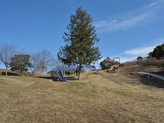 戸塚西公園 1000m 自然を思いっきり感じられる公園です。遊具も揃い、ロング滑り台が人気です。