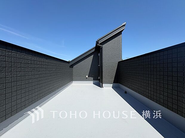 開放感溢れるルーフバルコニー。