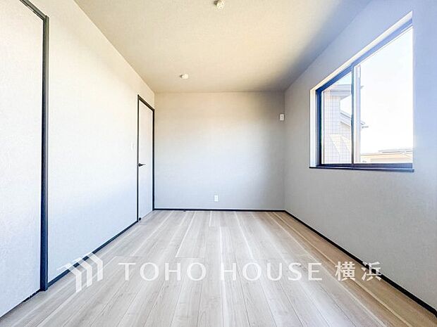 一日の疲れをいやしてくれる寝室。時を忘れて過ごす場所として過ごせるお部屋。