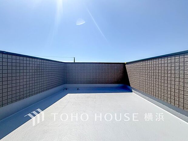 大空と眺望を心ゆくまで楽しめます。広々としたオープンエア空間が開放感あふれる毎日を演出。