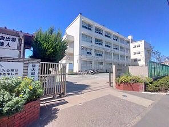 横浜市立大正中学校 1000m 徒歩13分。部活などで帰りが遅くなっても安心の距離です。