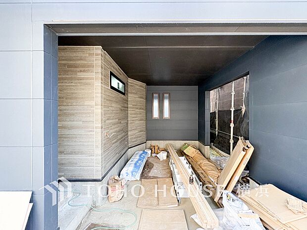 雨や紫外線から大切な愛車を守る、ビルトインガレージはセキュリティ面も安心です。（2026年4月撮影）