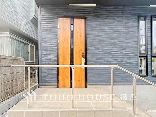 お住まいの顔となる玄関。住まう方のプライドを満たすクオリティを備えています。 