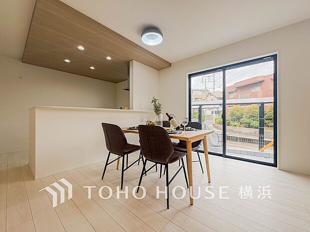 対面キッチンでリビングのご家族と会話を楽しみながらお料理できます。