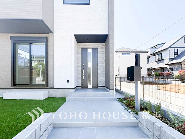 お住まいの顔となる玄関。住まう方のプライドを満たすクオリティを備えています。 