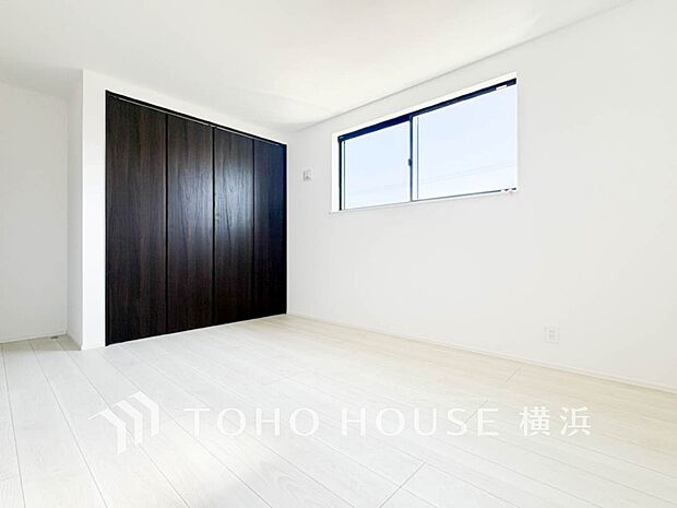 一日の疲れをいやしてくれる寝室。時を忘れて過ごす場所として過ごせるお部屋。